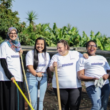 Momentum Metropolitan volunteering in planting food.